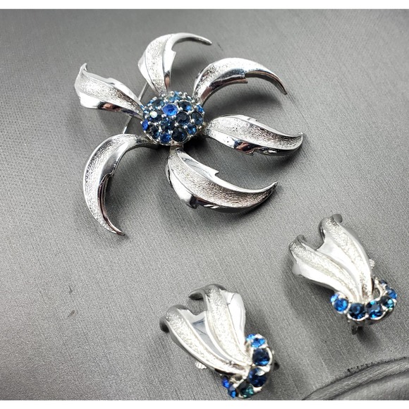 Vintage Marcel Boucher Blue Crystal Starburst Floral Brooch & Earrings Set 1950s - Picture 3 of 12